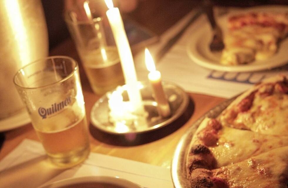 La protesta viral de una pizzería céntrica de Rosario tras pasar 33 horas sin luz