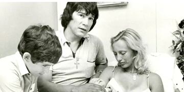 La imagen de Carlos Monzón junto a su esposa Alba Alicia Muñiz durante el nacimiento de su hijo Maximiliano, en diciembre de 1981.