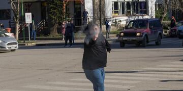 Momento exacto en el que el manifestante atenta contra el fotógrafo.