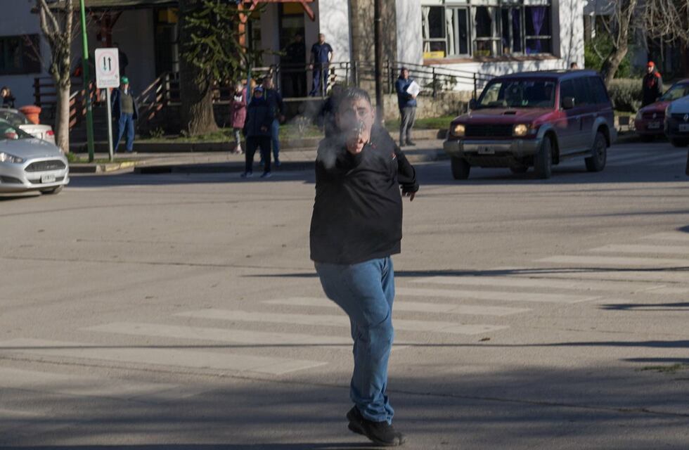 Terror en Neuquén: quedó registrado el momento en el que un militante le disparó a un fotógrafo