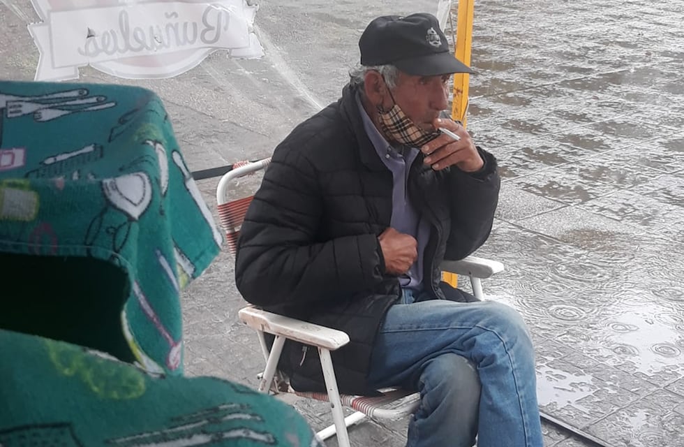 El hombre que dormía en Plaza Ameghino fue trasladado a un geriátrico