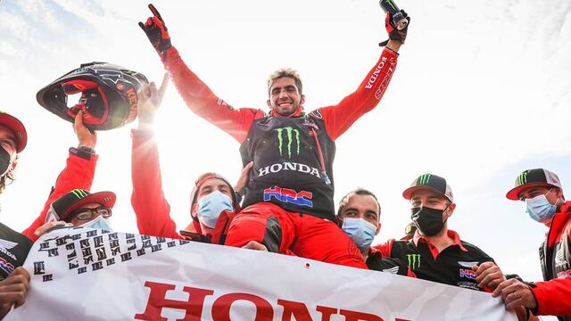 Kevin Benavides festeja la obtención del campeonato.