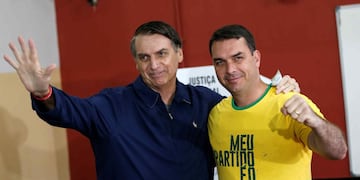 Bolsonaro, junto a su hijo Flavio. Foto: AP.