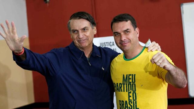Bolsonaro, junto a su hijo Flavio. Foto: AP.