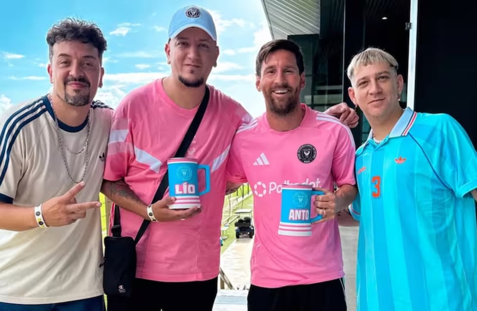 Lionel Messi recibió una camiseta de Boca y tuvo un gesto polémico