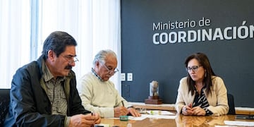 Juan Monserrat (UEPC) y la ministra Rivero firmaron el acuerdo salarial para el segundo semestre.