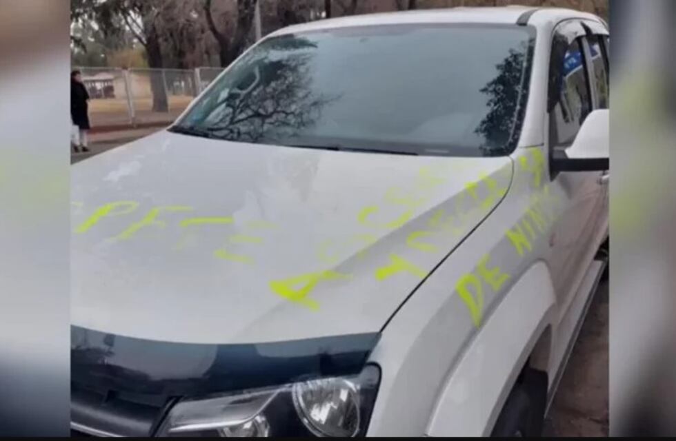 Estacionó mal su camioneta y lo escracharon