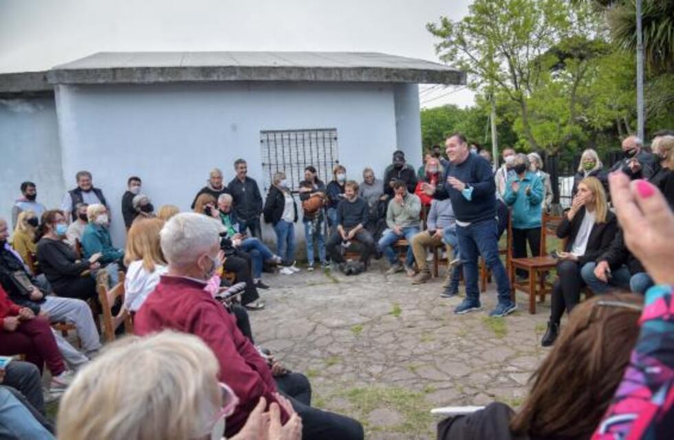 Montenegro y su gabinete se reunieron con los vecinos del barrio Punta Mogotes