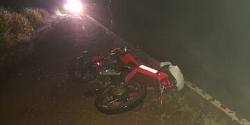 El Alcázar: despistó con su motocicleta por un árbol caído.