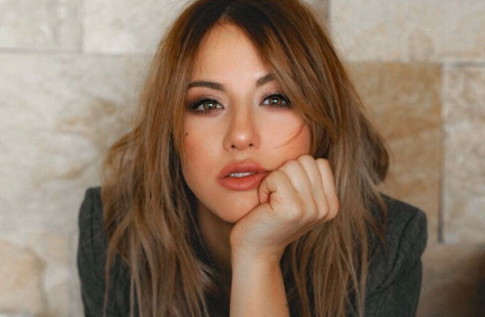 A los 28 años, Flor Vigna posó en top con brillos y se confesó: “Quiero vivir ahora la sensualidad”