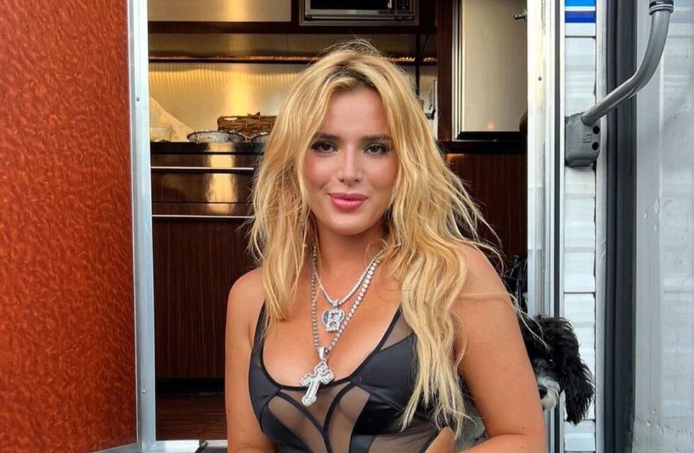 Bella Thorne subió la temperatura en Instagram al posar desde la playa con una bikini marrón