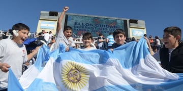 Los estudiantes de Mendoza que portan la bandera nacional y bandera provincial ya pueden retirar las entradas para ver a os Pumas y el Mendoza Premier Pádel