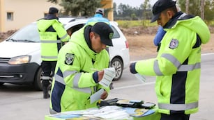 Personal de Seguridad Vial apostado en los puntos limítrofes entre Jujuy y Salta, realiza controles vehiculares unificados.