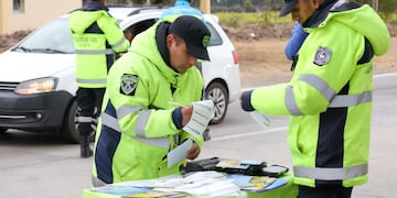 Personal de Seguridad Vial apostado en los puntos limítrofes entre Jujuy y Salta, realiza controles vehiculares unificados.