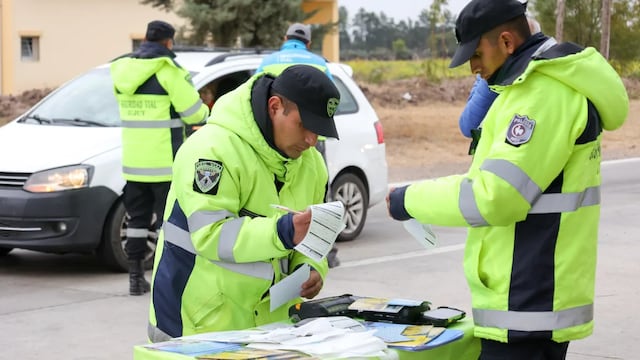 Personal de Seguridad Vial apostado en los puntos limítrofes entre Jujuy y Salta, realiza controles vehiculares unificados.