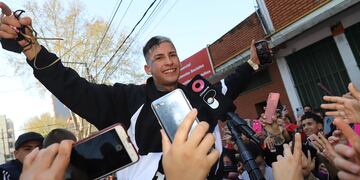 L-Gante fue a votar y una multitud lo esperaba para poder saludarlo