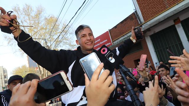 L-Gante fue a votar y una multitud lo esperaba para poder saludarlo