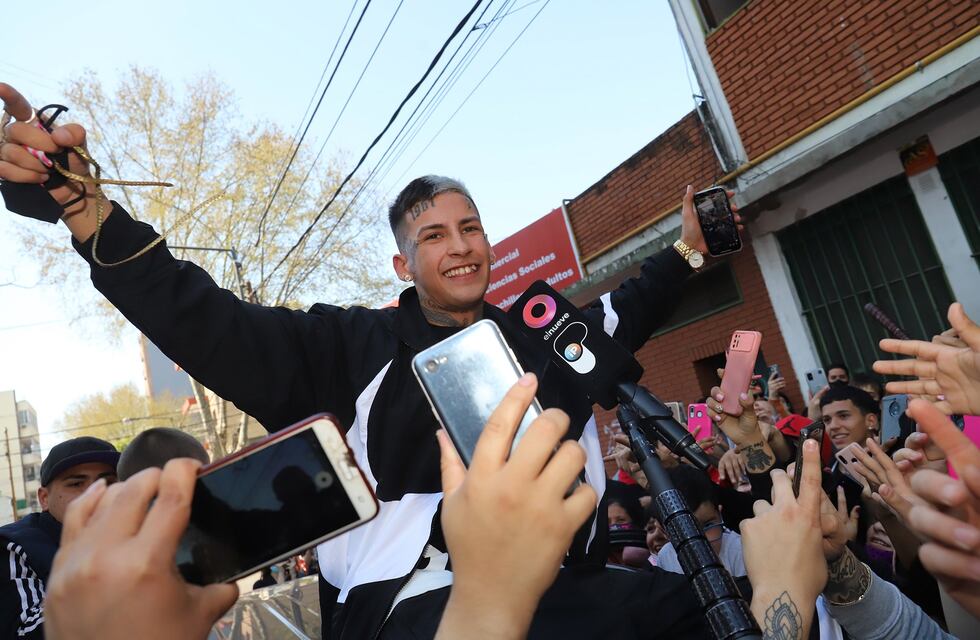 PASO 2021: L-Gante fue a votar, lo recibió una multitud y se dio cuenta que le cambiaron la escuela