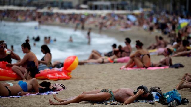 BARCELONA. Las playas repletas de gente en la costa mediterránea de Barcelona, España (AP).