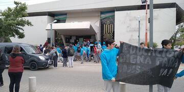 Alumnos de la Escuela PROA manifestaron por la falta del Edificio
