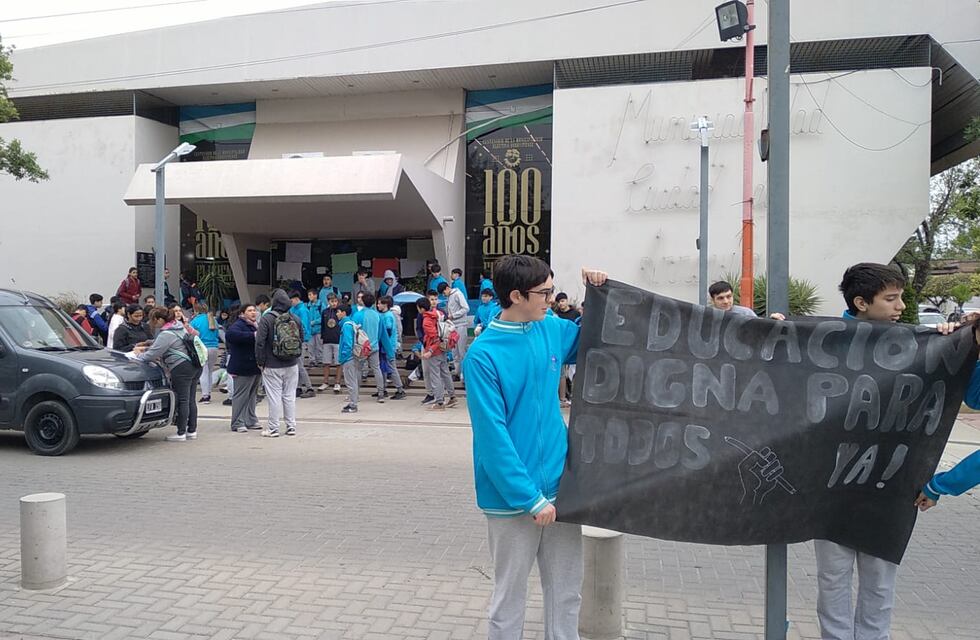 Alumnos de la Escuela PROA de Arroyito realizaron una marcha en reclamo a la finalización del edificio