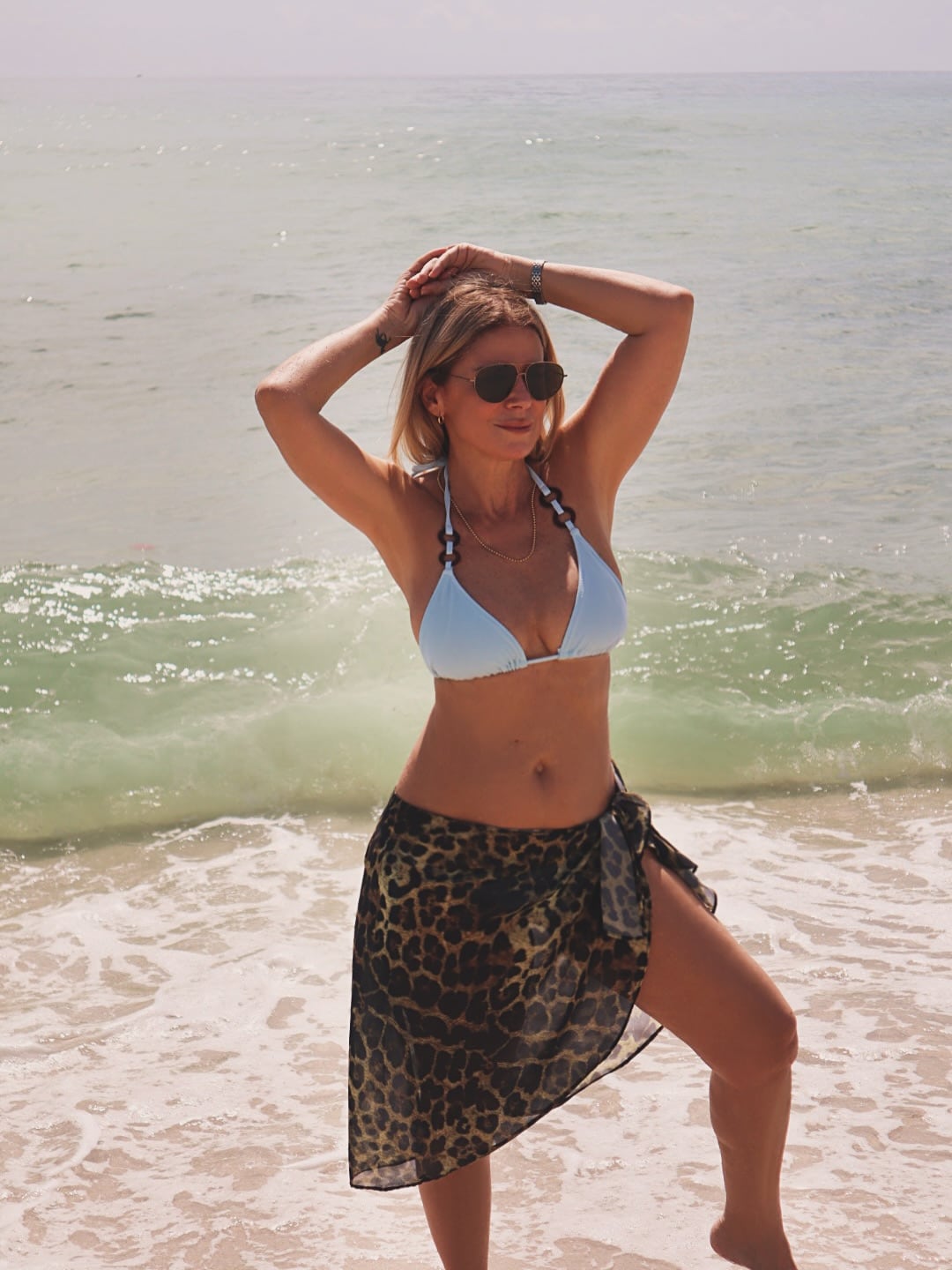 A los 59 años, Flavia Palmiero arrasó con su colección de trajes de baño y dejó muy poco para la imaginación