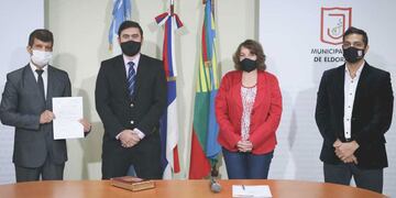 El intendente Fabio Martínez y la viceintendente Olinda Tucholke fueron los encargados de tomar juramento.