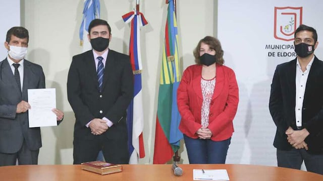 El intendente Fabio Martínez y la viceintendente Olinda Tucholke fueron los encargados de tomar juramento.