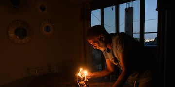 Corte de luz en algunos barrios de la zona de El Challao por distintas irregularidades.
Jorge, vecino del barrio Quinta de San Isidro , al no tener electricidad en horas de la noche se alumbra con velas.
Foto: José Gutierrez / Los Andes