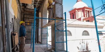 Jalil recorrió los avances de la obra de puesta en valor de la antigua Casa de Gobierno