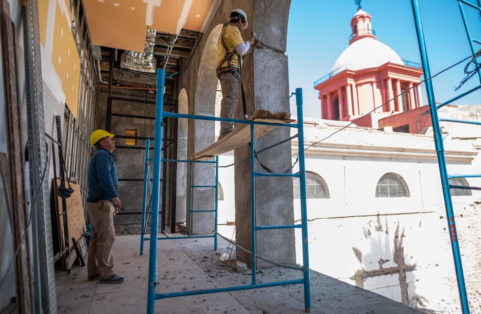 Jalil recorrió los avances de la obra de puesta en valor de la antigua Casa de Gobierno