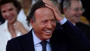 Julio Iglesias, uno de los cantantes hispanoamericanos más exitosos de la historia que cada mes de julio se vuelve meme. (AP)