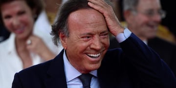 Julio Iglesias, uno de los cantantes hispanoamericanos más exitosos de la historia que cada mes de julio se vuelve meme. (AP)