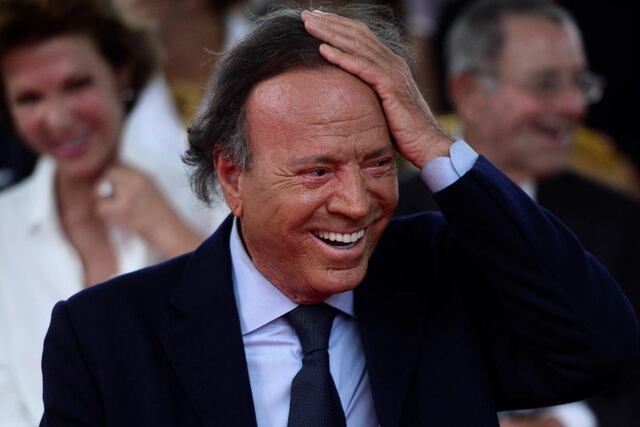 Julio Iglesias, uno de los cantantes hispanoamericanos más exitosos de la historia que cada mes de julio se vuelve meme. (AP)