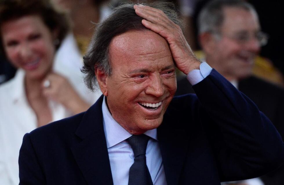 Llega julio y los memes de Julio Iglesias aparecieron: un listado de los mejores para enviar por WhatsApp