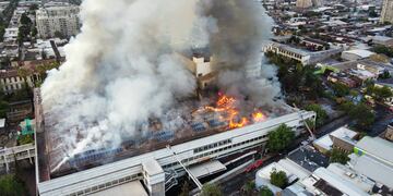 Un incendio de grandes dimensiones es combatido por varias dotaciones de bomberos en el hospital San Borja Arriarán en Santiago de Chile.