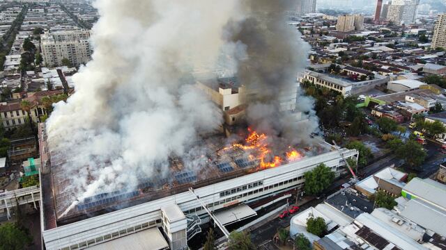 Un incendio de grandes dimensiones es combatido por varias dotaciones de bomberos en el hospital San Borja Arriarán en Santiago de Chile.