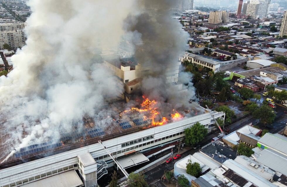 Un violento incendio en el Hospital San Borja de Santiago de Chile obliga a evacuar a sus pacientes