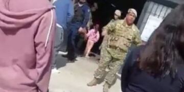 Gendarme sugiriendo voto en blanco