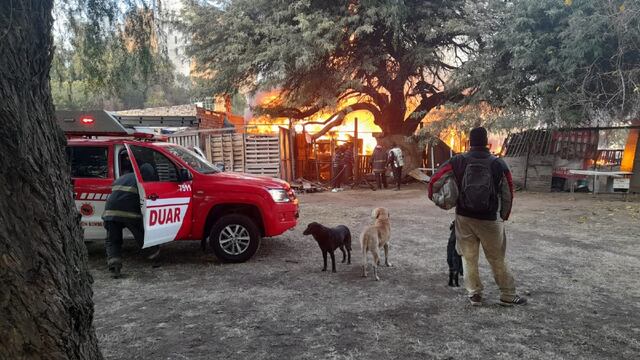 Feroz incendio en el asentamiento La Tablita, en Córdoba.