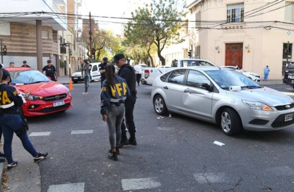 Automovilistas se agarraron a las piñas en la puerta de una escuela