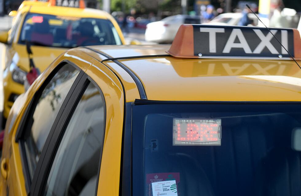 Aumento en las tarifas de taxis y remises de Córdoba: la bajada de bandera ya supera los $1.000