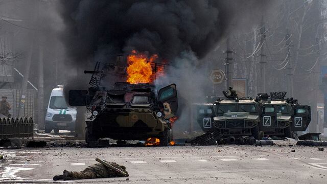 Un vehículo blindado de transporte de personal ruso arde en medio de vehículos utilitarios dañados y abandonados después de los combates en Kharkiv. (AP /Marienko Andrew)