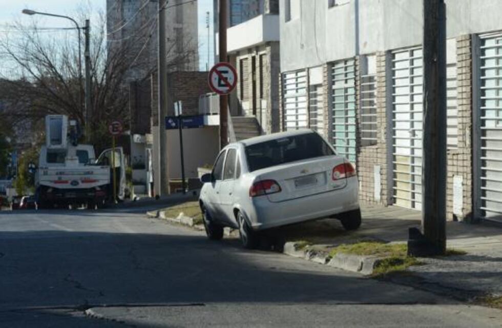 Un hombre le dejó “un regalito” en el capó del auto de un vecino por haber estacionado mal