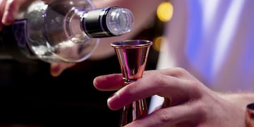 ¿El trago de los millonarios?: Así es el Martini más caro del mundo que trae un collar de diamantes.