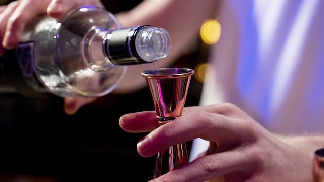 ¿El trago de los millonarios?: Así es el Martini más caro del mundo que trae un collar de diamantes.