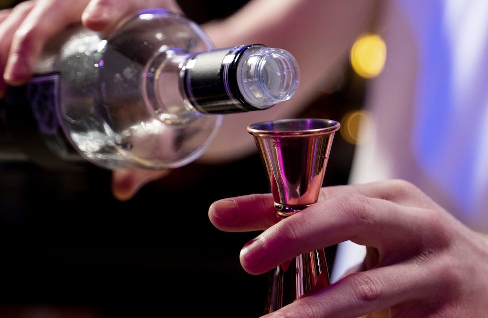 ¿El trago de los millonarios?: Así es el Martini más caro del mundo que trae un collar de diamantes