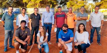 Calleri junto a los integrantes de la comisión de la Federación Pampeana de Tenis (Diario Textual)