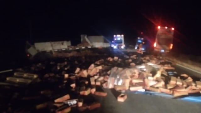 Un camión transportaba dulces de membrillo y volcó en San José de las Salinas.