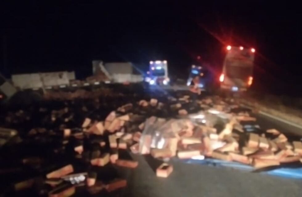 San José de las Salinas: un camión que transportaba dulces de membrillo se dio vuelta y bloqueó el tránsito